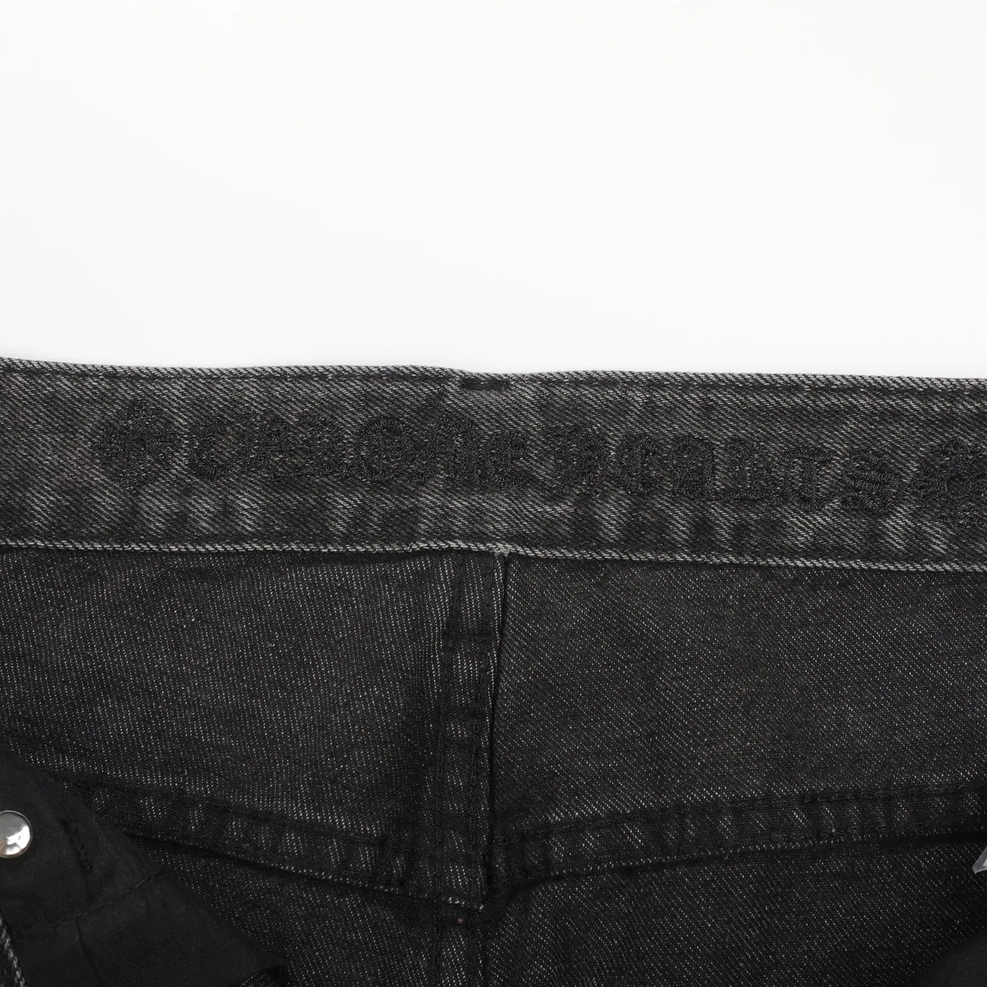 P280 Chrome Hearts city-limited flame black and white leather jeans need to be washed after the finished product is disassembled and hand-made with sheepskin cross leather and then spliced ​​together. The whole piece has too many craftsmanship to explain. The cabinet price is 34W+, the patchwork is decorated with cross flowers, and the high-waisted washed jeans! ! Absolutely high-end luxury products, 8W+ level god-level single products, super popular products, made with top heavy industry, a magic weapon that cannot be missed. About Kroxin This is an extremely luxurious fashion brand, which can also be called the aristocrats of the high street. It has always been an exclusive brand for some hipsters or rich second generation. Compared with ordinary high streets, it is more luxurious and noble. Compared with luxury brands, it has a more fashionable personality and has always been a brand that I have a special liking for. Size: 28 30 32 34 (corresponds to S-XL) Size chart: 28 Waist 76 Pants length 104 Hips 98 30 Waist 80 Pants length 105 Hips 102 32 Waist 84 Pants length 106 Hips 106 34 Waist 88 Pants length 107 Hips 110